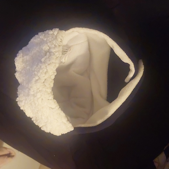 A warm comfy hat - Picture 2 of 4